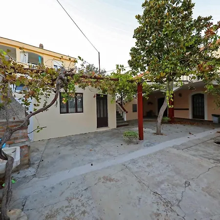 Two Bedroom House With A Private Yard - Levante * 투라니
